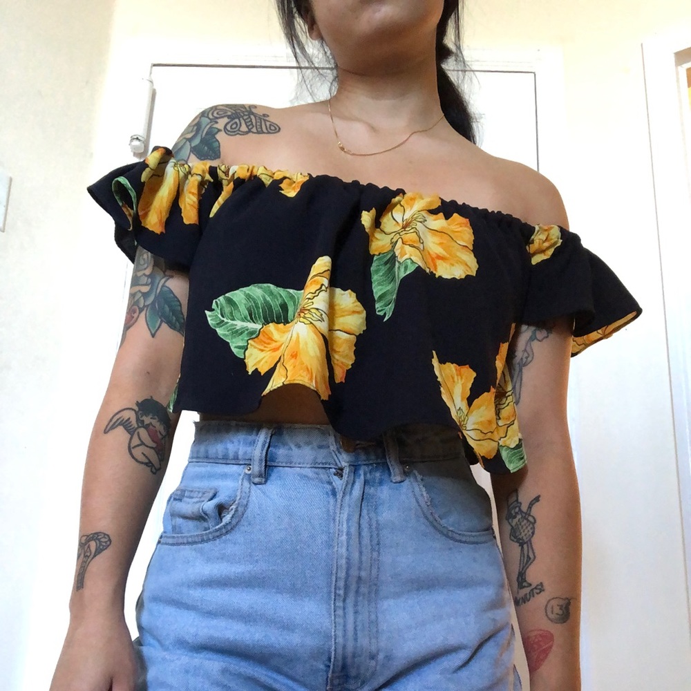 Zara Basic Black/Yellow flowered crop top
